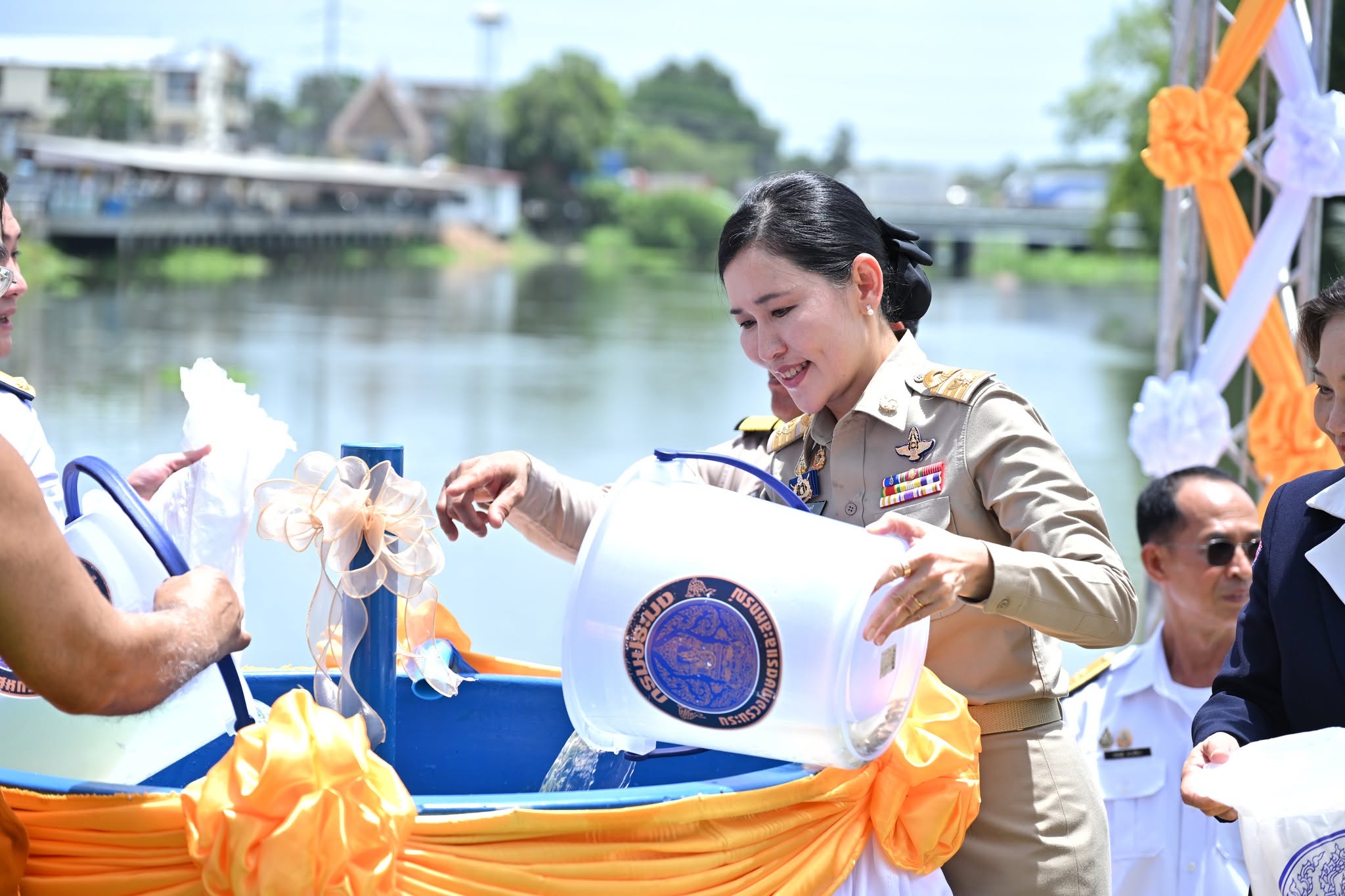title - ส.ป.ก.นครปฐม เข้าร่วมพิธีการปล่อยพันธุ์สัตว์น้ำ เนื่องในโอกาสวันเฉลิมพระชนมพรรษา พระบาทสมเด็จพระปรเมนทรรามาธิบดีศรีสินทรมหาวชิราลงกรณ พระวชิรเกล้าเจ้าอยู่หัว